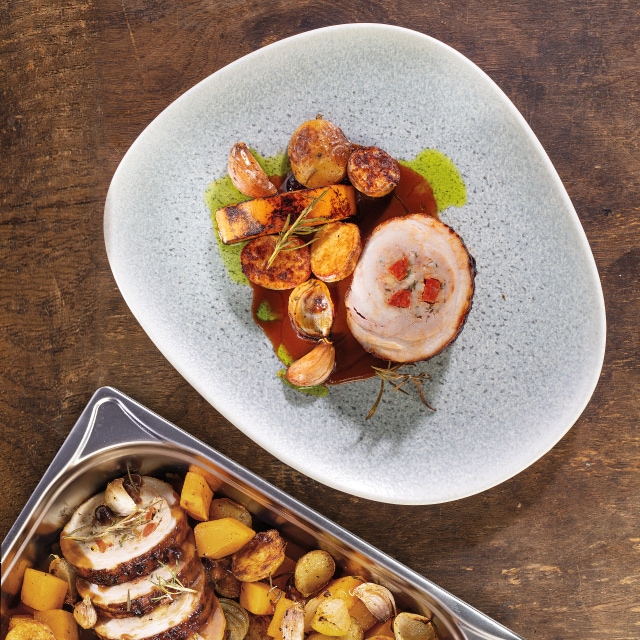 Rolowany boczek/ sos z żurawiną / pieczone ziemniaki z dynią